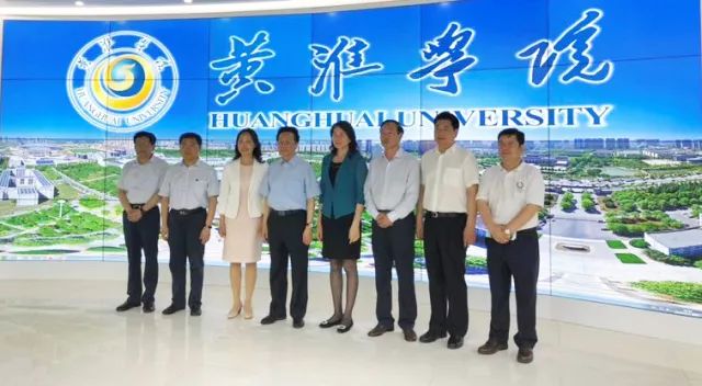 中華職業(yè)教育社理事長陳昌智、河南省副省長霍金花一行參觀展廳